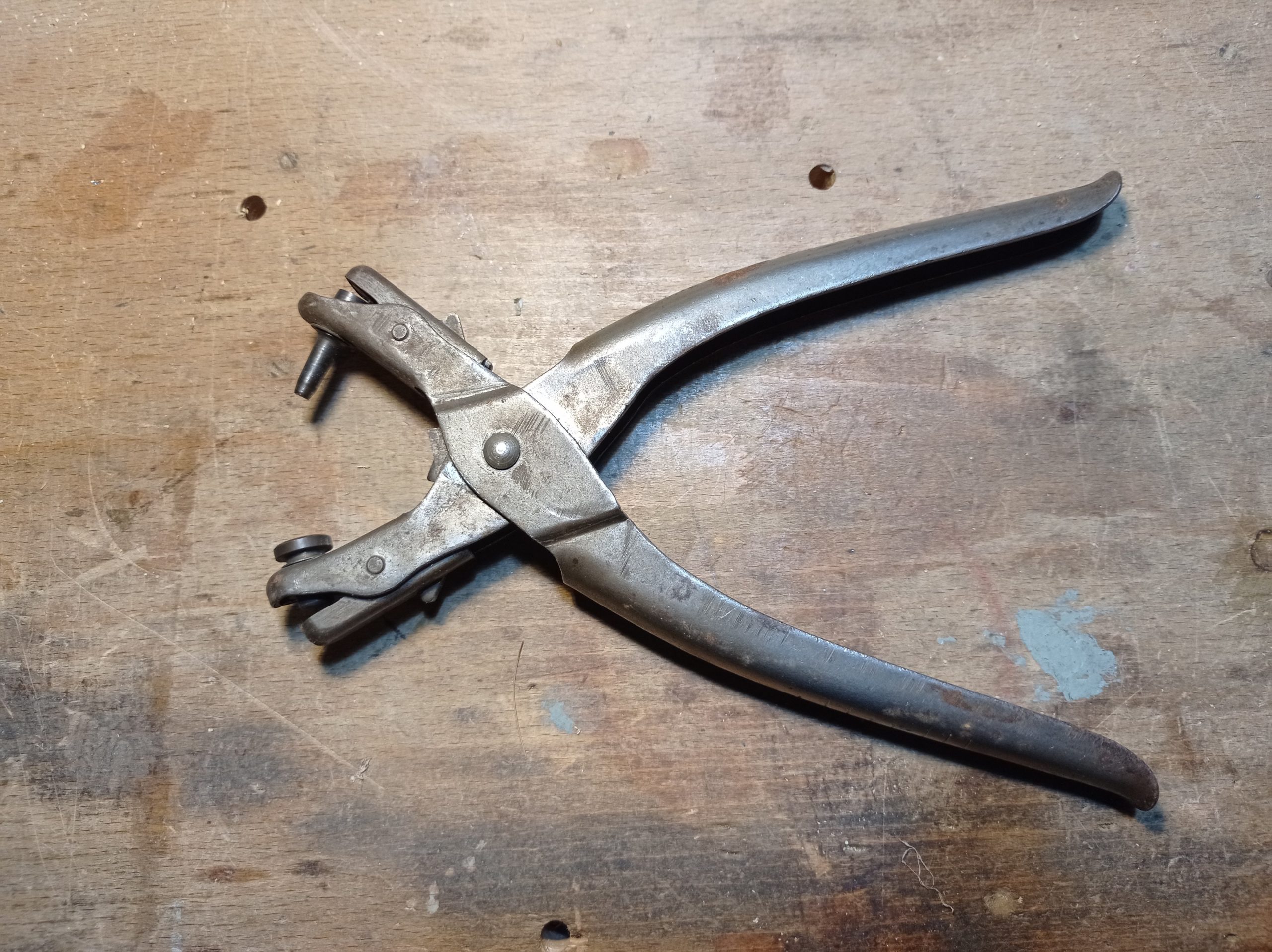 BdB-riveM001 – Pince-troueuse à riveter